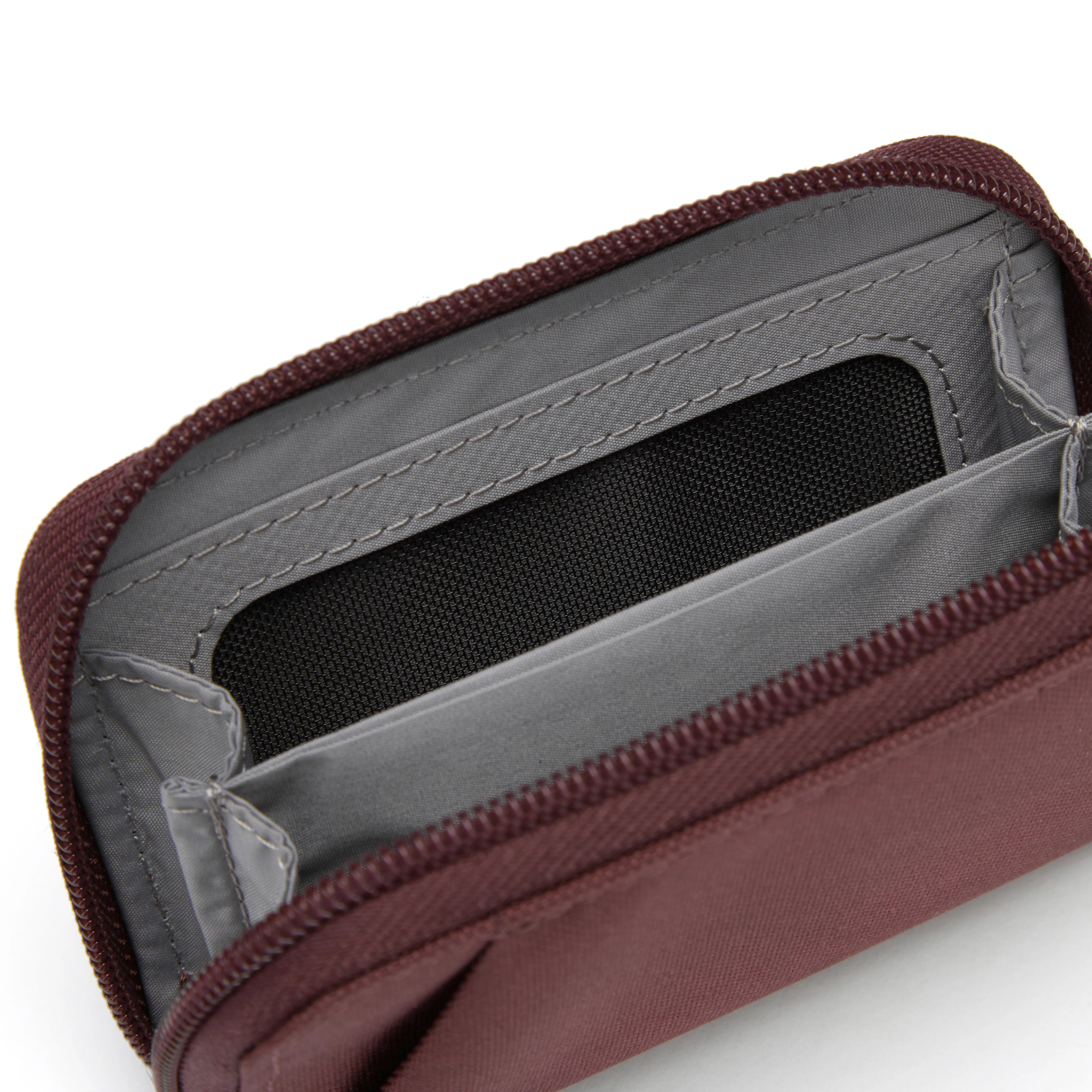 Pacsafe® RFIDsafe™ RFID blocking card wallet - Image 12