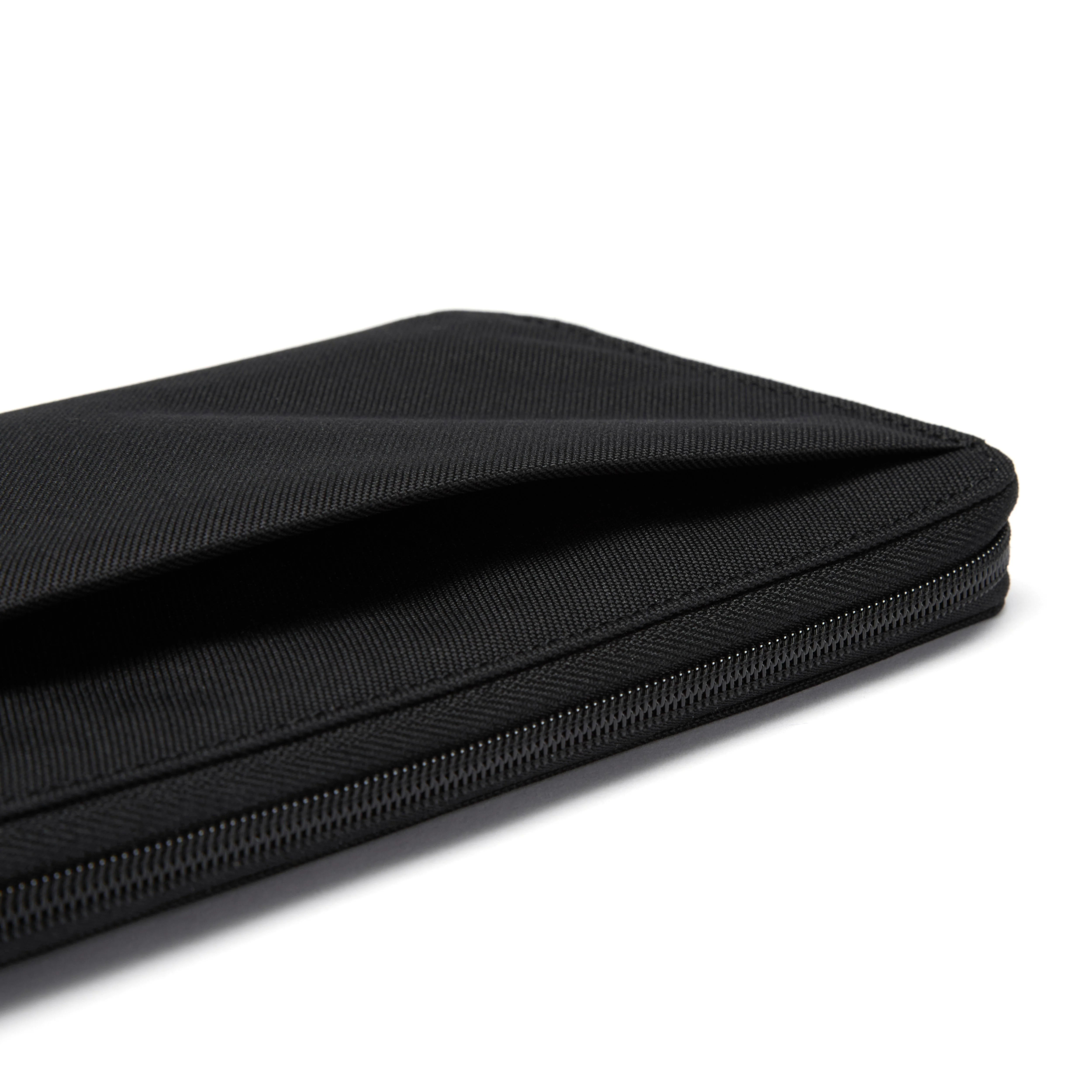 Pacsafe® RFIDsafe™ RFID blocking travel wallet - Image 12